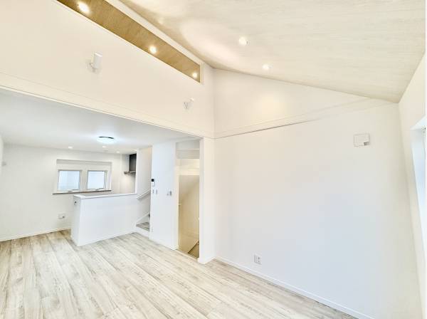 リビングは開放感のある吹き抜けです。