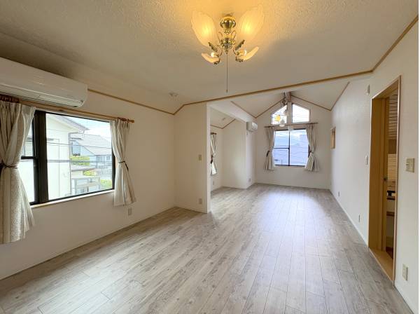 メインベッドルームは１６帖超のゆとりある広さ