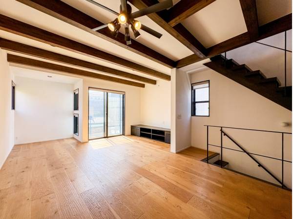 リズミカルに並んだ化粧梁が空間に奥行を感じさせます