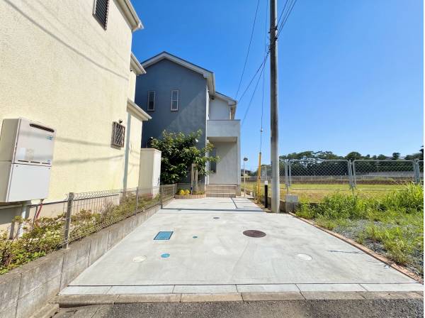 ゆとりを感じられる、フラットなカースペース。