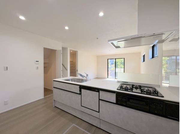 18.8帖のゆとりあるLDK、窓からはあたたかい陽光