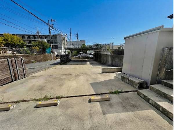 家の前には大きな駐車場があります。