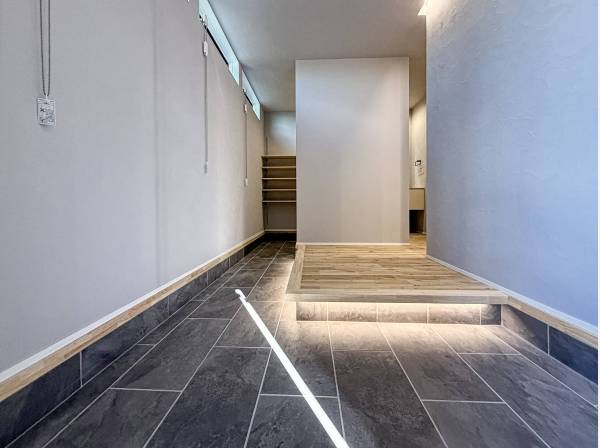 広い玄関ホールは高級感が漂っています