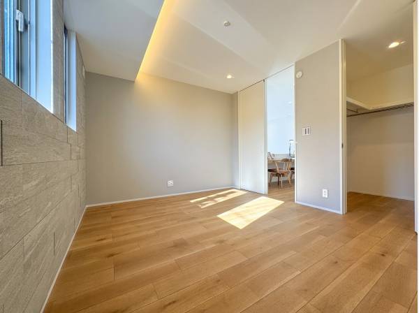 WICやエコカラットなどデザイン性と機能性が見事に備わったベッドルーム