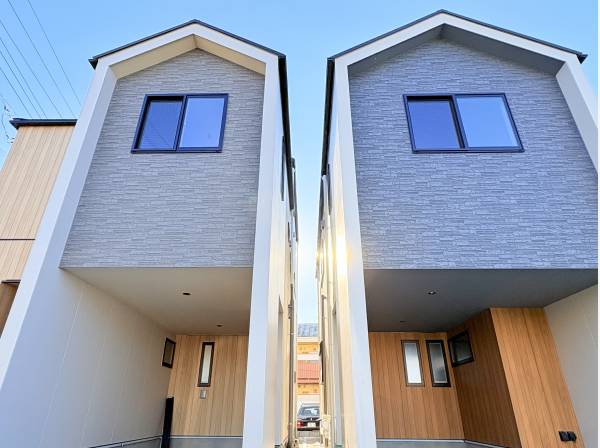 向かって右手が現地です！