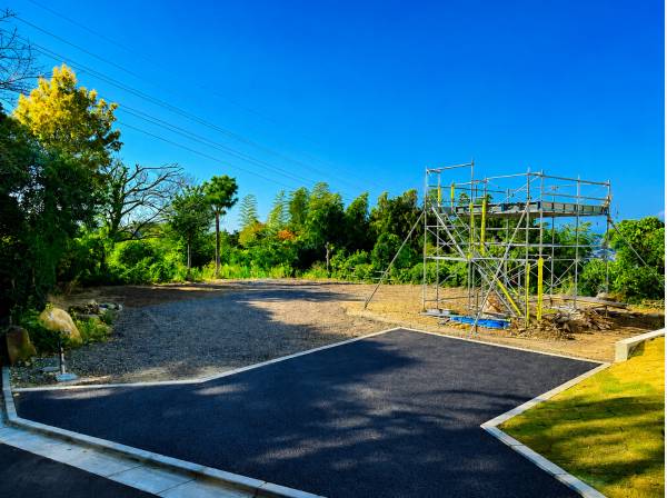 空と緑に包まれた、邸宅街最奥のプライベートアプローチ空間です