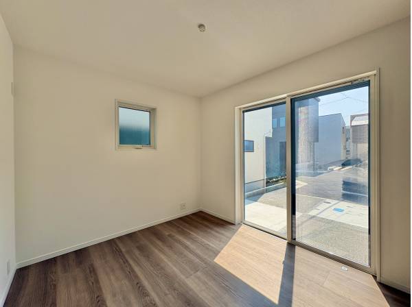 大きな窓からの採光によりとても明るい室内です