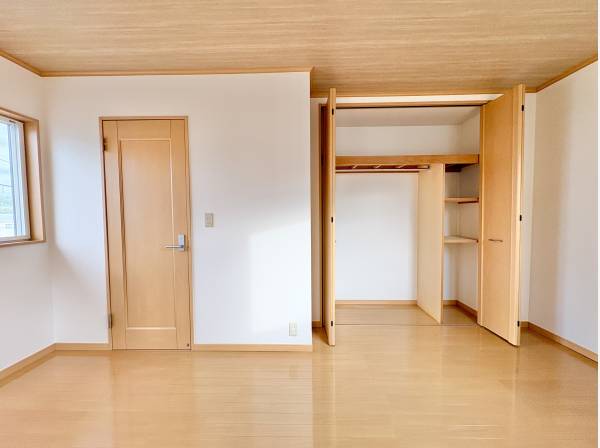 普段着やスーツはもちろん、コート類などもしっかり掛けられる大きな収納を完備
