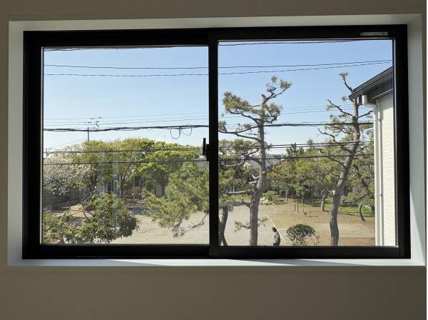 窓の先には公園が広がり、緑の心地良い借景を愉しめます