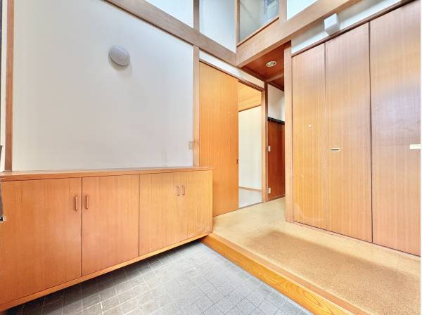 落ち着いた雰囲気のある玄関は、ご家族の帰りを暖かく迎えます。