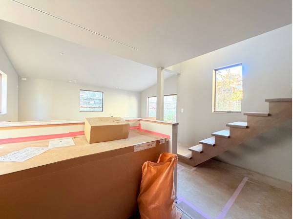 大きな窓からは素敵なお庭を望み、リラックス空間