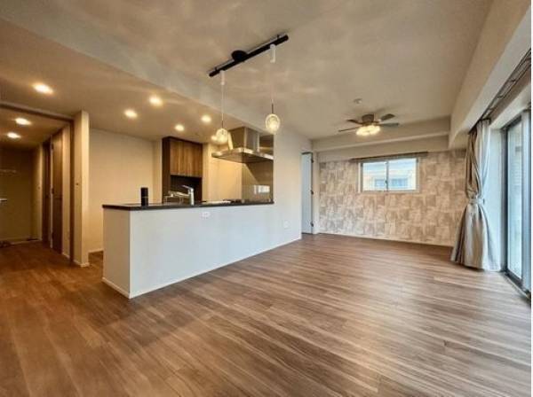 南東向きの2面採光LDK。洋室を開ければ開放的な空間に