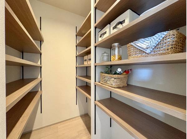 大容量のパントリーは調理家電から常備菜まで幅広い収納が叶いそう