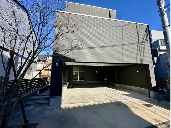 重厚感ある素敵な外観