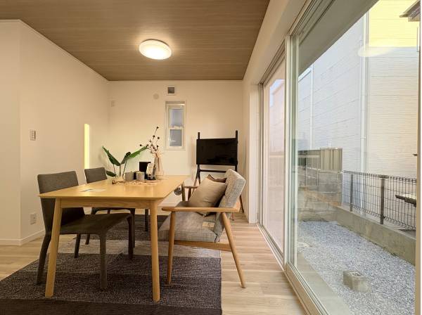 リビングは窓が大きく採光良好です。