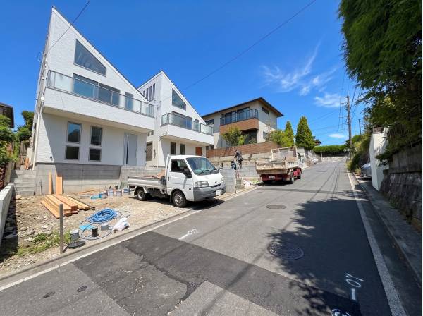 前面道路も広々としており、カースペースは２台ございます！