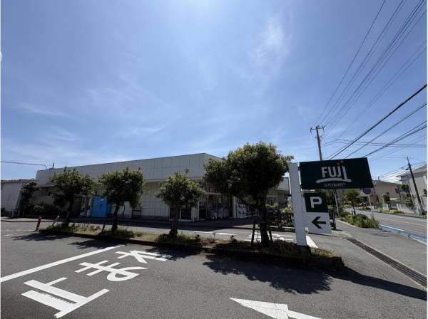 FUJI松が丘店まで徒歩11分　約820ｍ