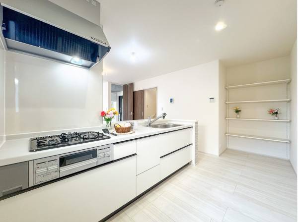 奥行きのあるキッチンスペースには便利な可動棚を完備