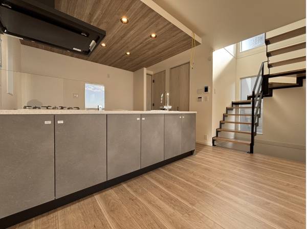 キッチンの前の部分にも嬉しい収納付き