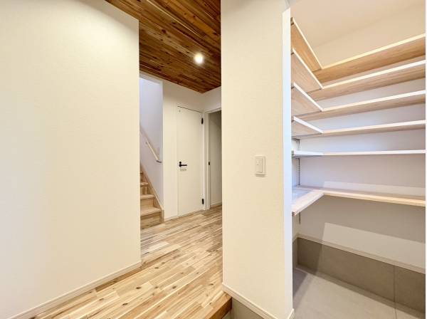 シューズインクローゼット付きの玄関スペース