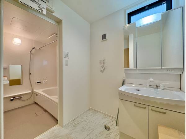 洗面室は白を基調とした清潔感のある空間です。