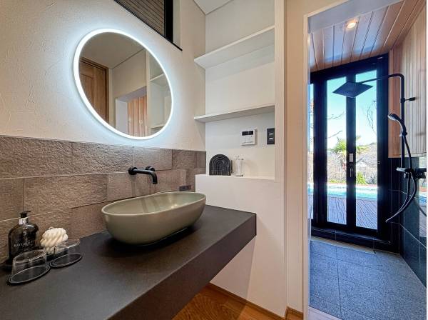 サニタリースペースにはお洒落な造作洗面化粧台がございます