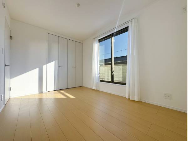 どんな家具を置いてもしっくり馴染むシンプルで明るい洋室