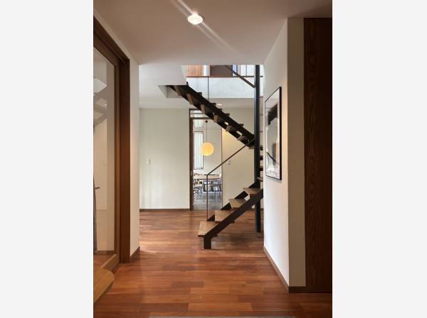 自然素材を使い、奥深さや上質な空間を演出された玄関ホール