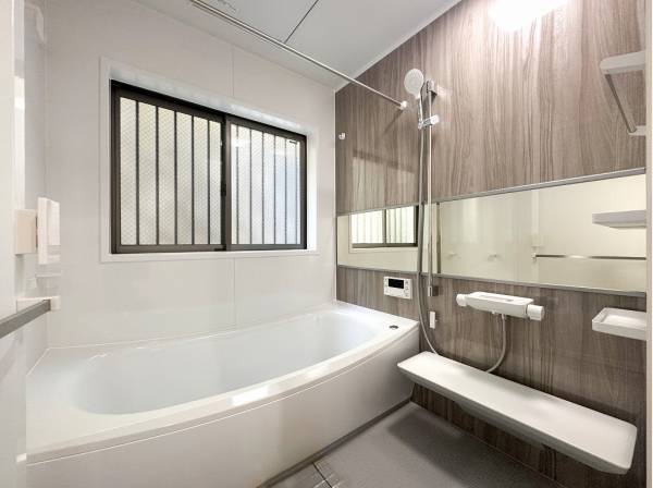 木の温かみを感じられるバスルーム