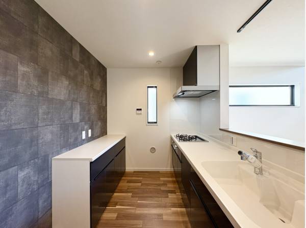 シックでおしゃれなシステムキッチン