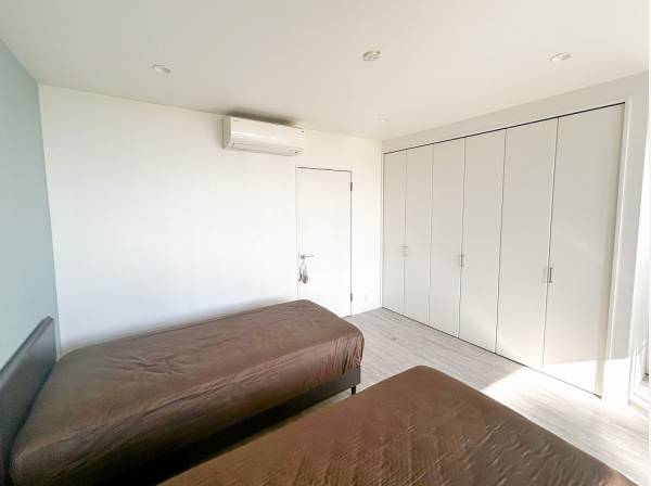 ホワイトで統一された9帖超の明るいベッドルーム