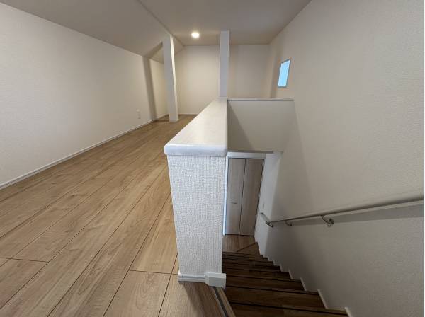 階段を上がると屋根裏部屋があります。