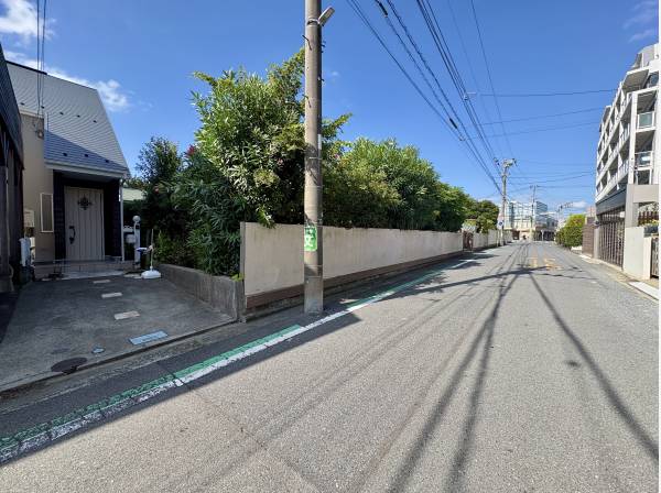 前面道路もゆったりとして駐車も楽々です。