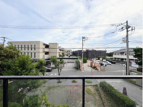 バルコニーもゆとりある広さで鎌倉の街並みを見ることができます
