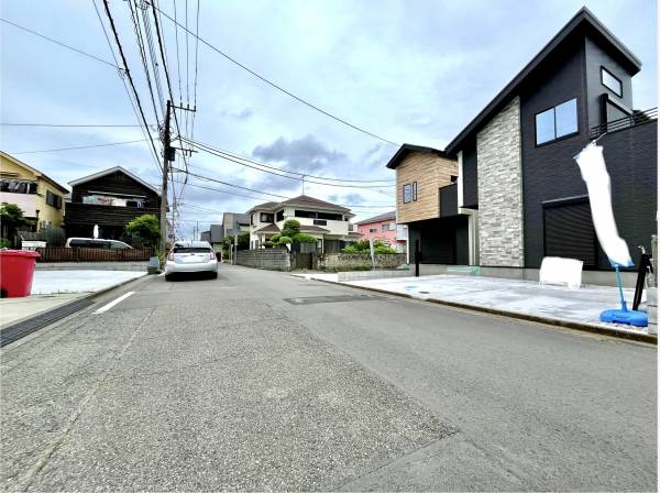 前面道路の幅員は約6.７mとゆったりで駐車も楽々です。