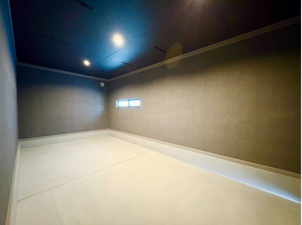 ガレージ内はお車に加え、自転車やバイクも置けるほどゆとりがございます