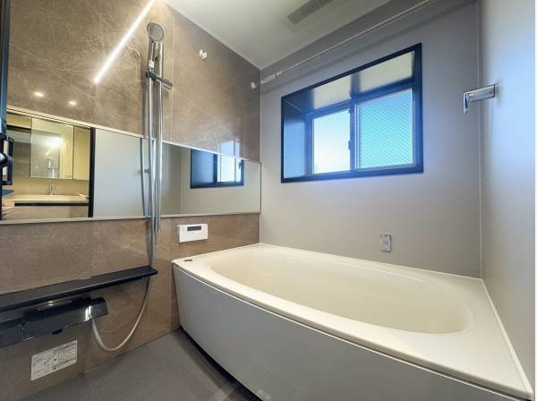 綺麗にリフォームされたバスルームはまるで新築のよう