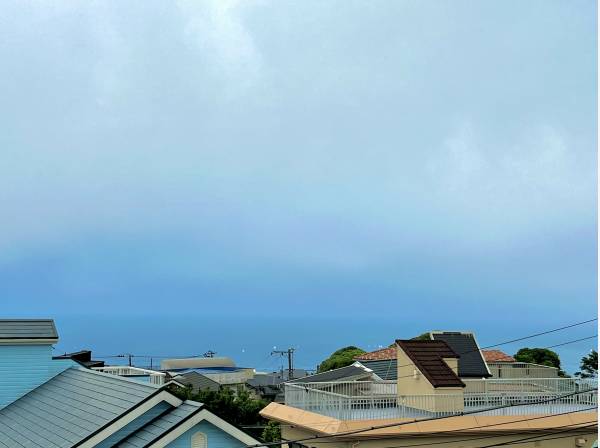 海を遠望します。天気の良い日には江ノ島と富士山を眺めます。
