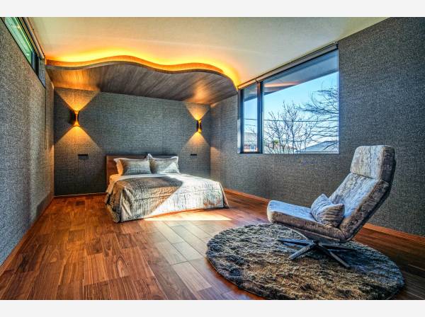 主寝室は12帖＋1.5帖のWIC付き。とても広く開放感がございます