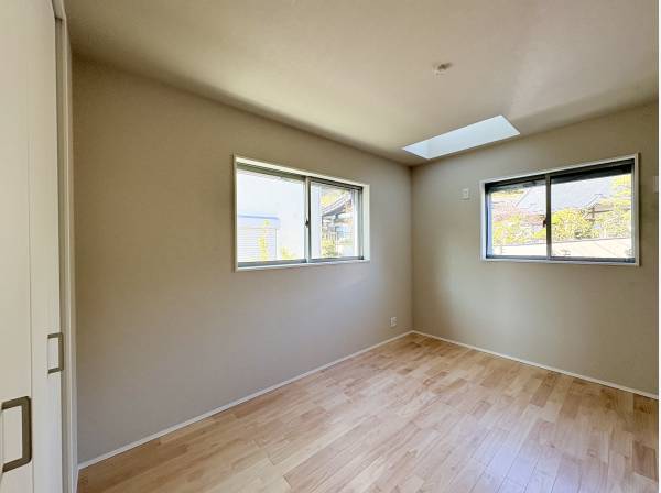 一階洋室もまったりと落ち着きのある空間です