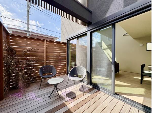 リビング横にはアウトドアリビングとして活躍するテラスがございます！