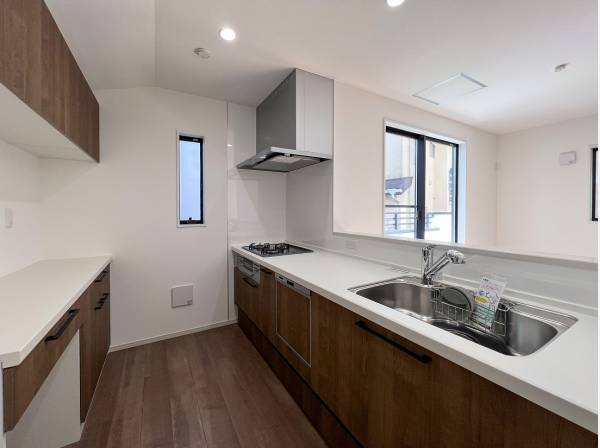 収納力に優れたカップボード付きのシステムキッチン