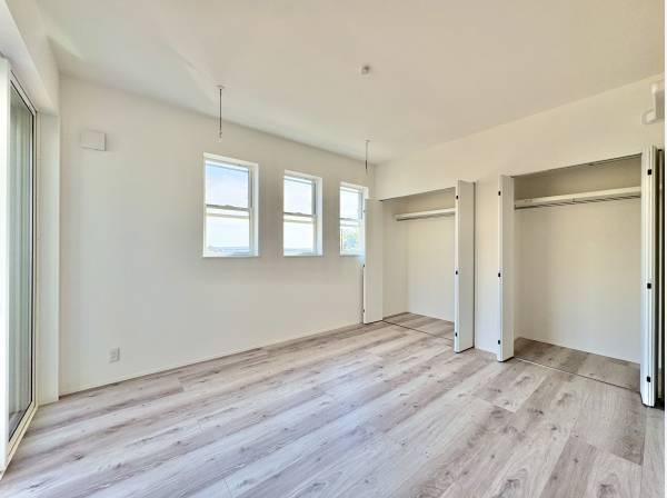 各居室には収納力のあるクローゼットを完備しております