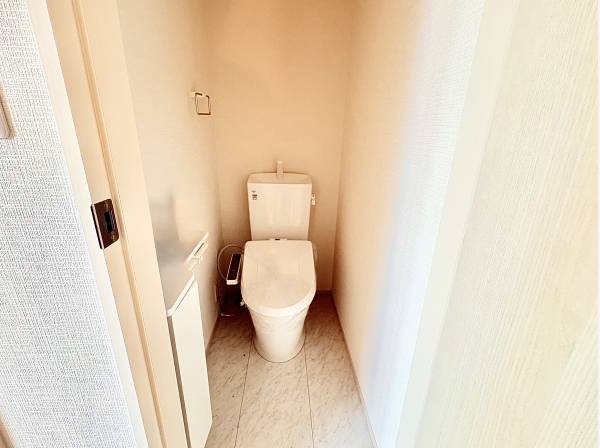 清潔感あふれる白を基調としたホッと落ち着くトイレ空間