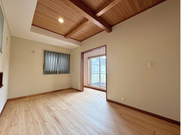 板張りの天井がお洒落な約6.1帖の和室！客間や寛ぎの空間に