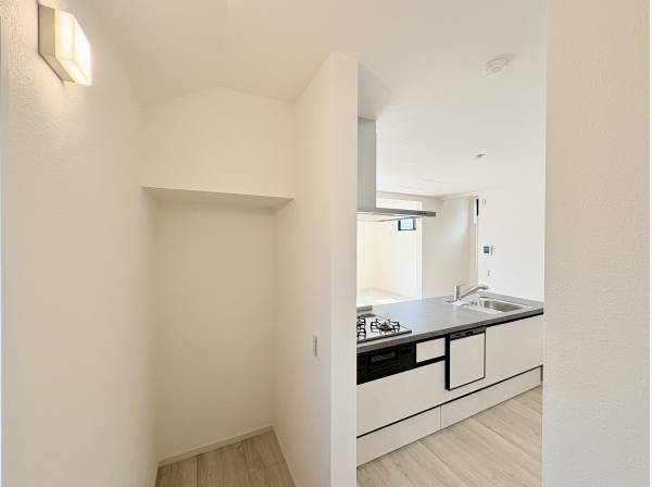 キッチン隣にはパントリー。キッチン後ろに食器棚や冷蔵庫を置けるスペース