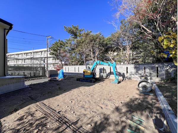 敷地の奥には陽だまりのお庭が広がります