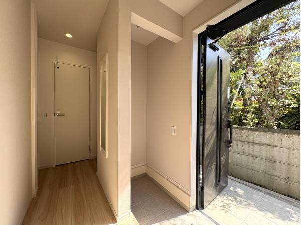 玄関収納もゆったりと。玄関先にも松の景観が広がります