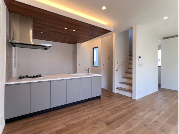 家族の会話と笑顔が弾む開放的な空間