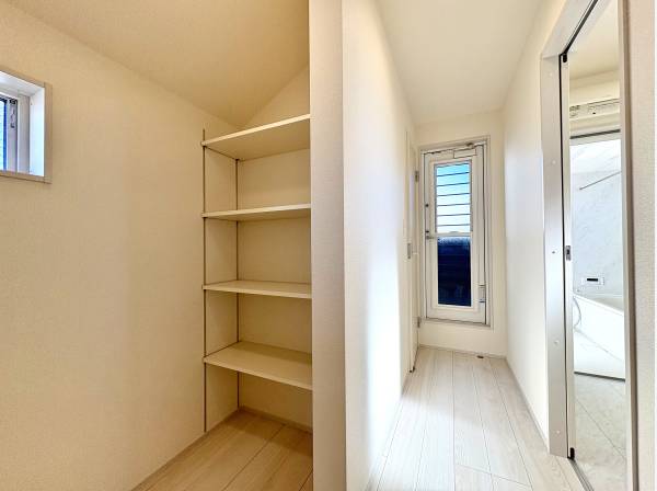 キッチン横にはパントリー